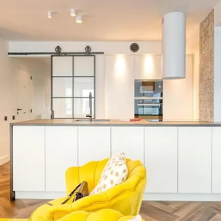 Seaside Haven For 6 With Parking In Apartament